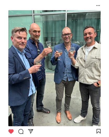 Alumner fra master i it-ledelse skåler