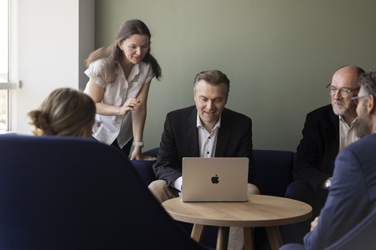 Kursister i loungeområde