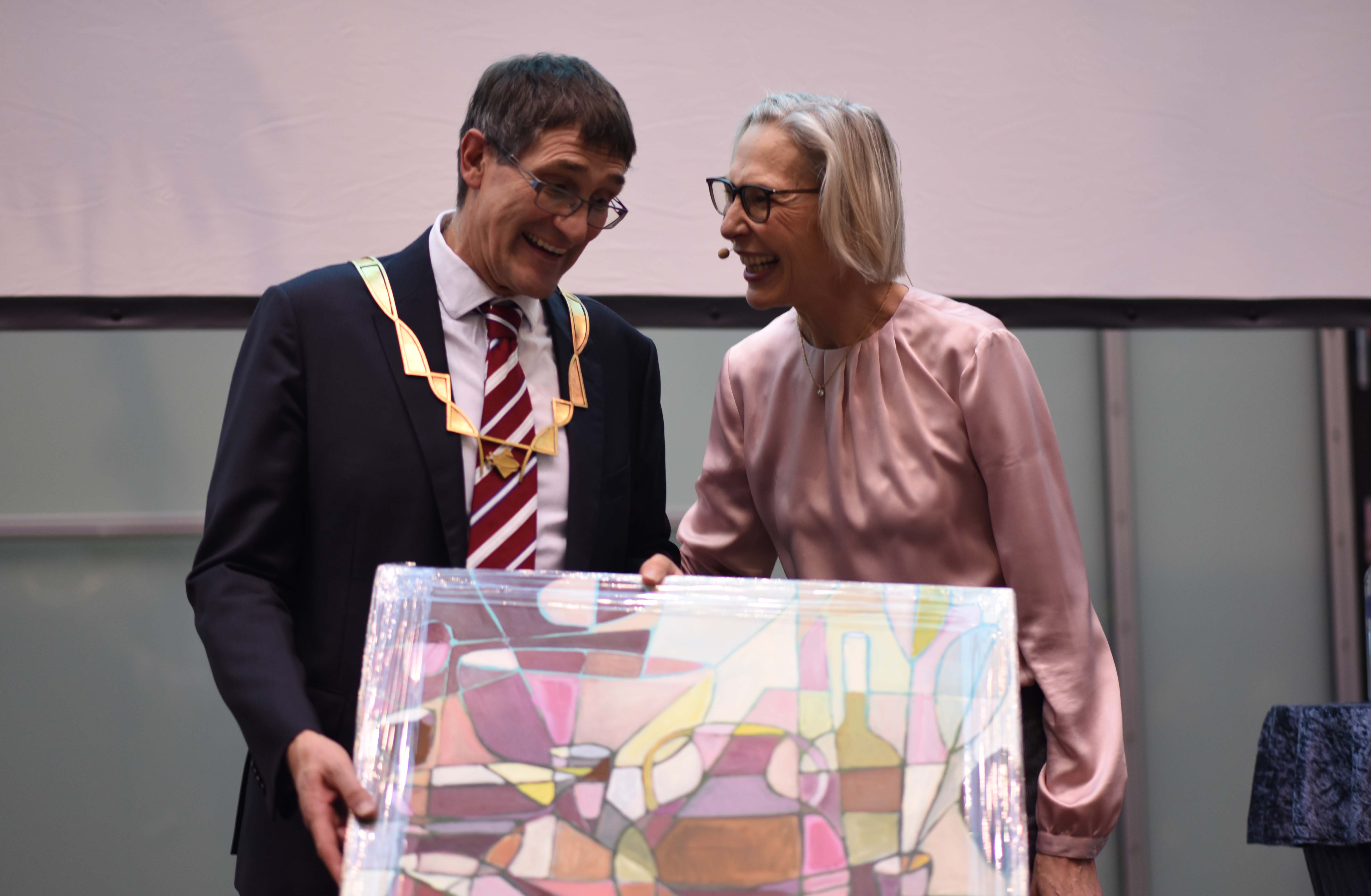 ITU's bestyrelsesformand, Maria Rørbye Rønn, overrakte bestyrelsens gave til Mads Tofte.