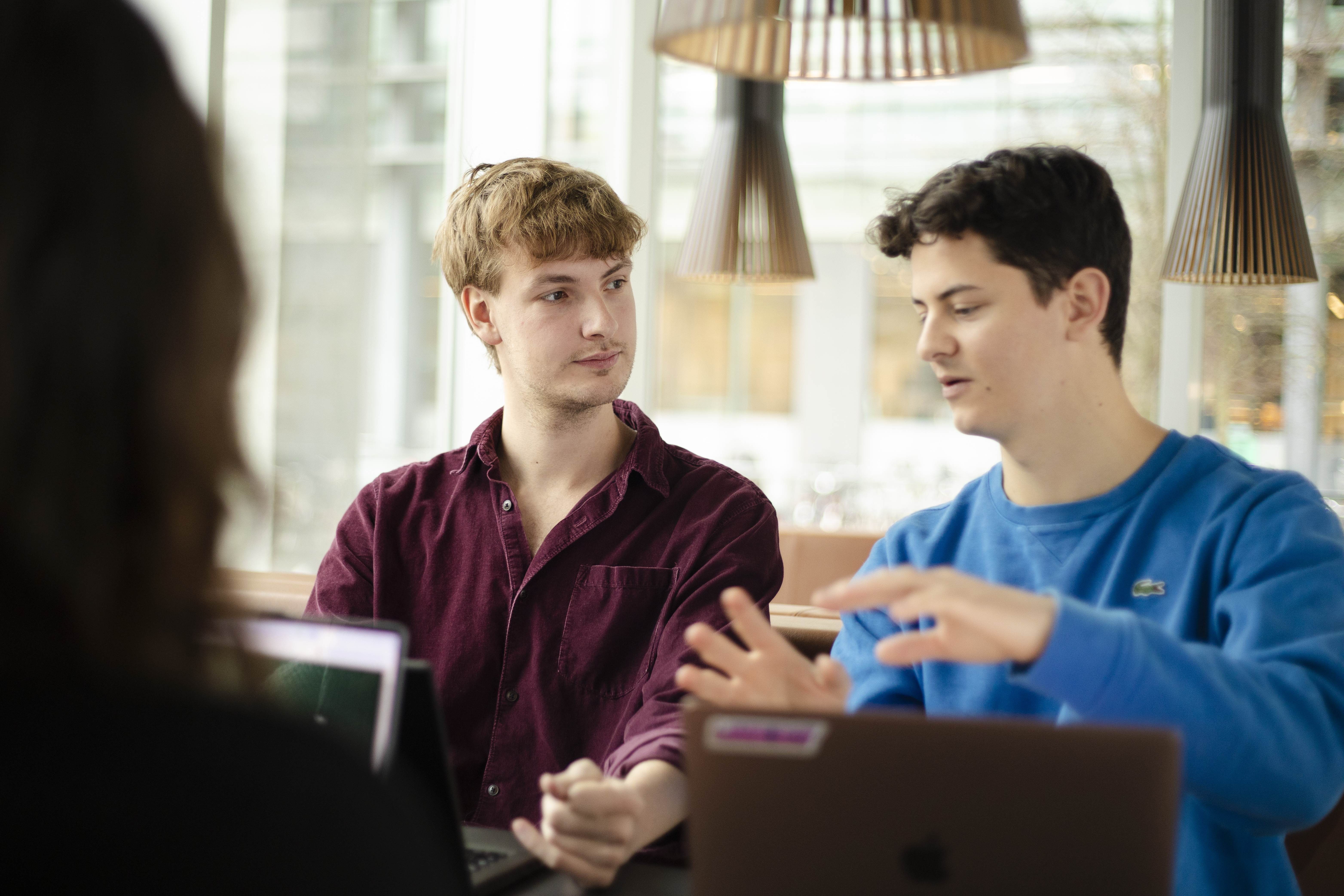 To studerende, der taler