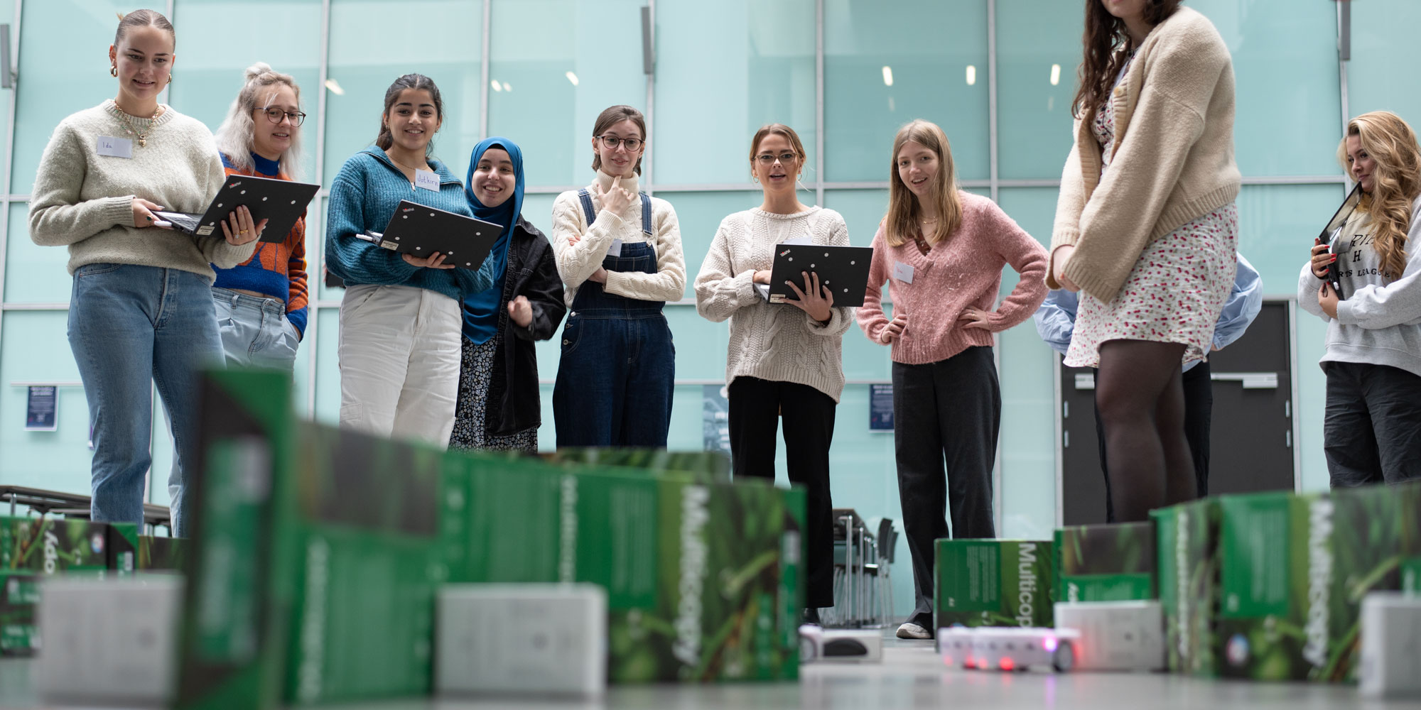 Unge kvinder programmerer robotter