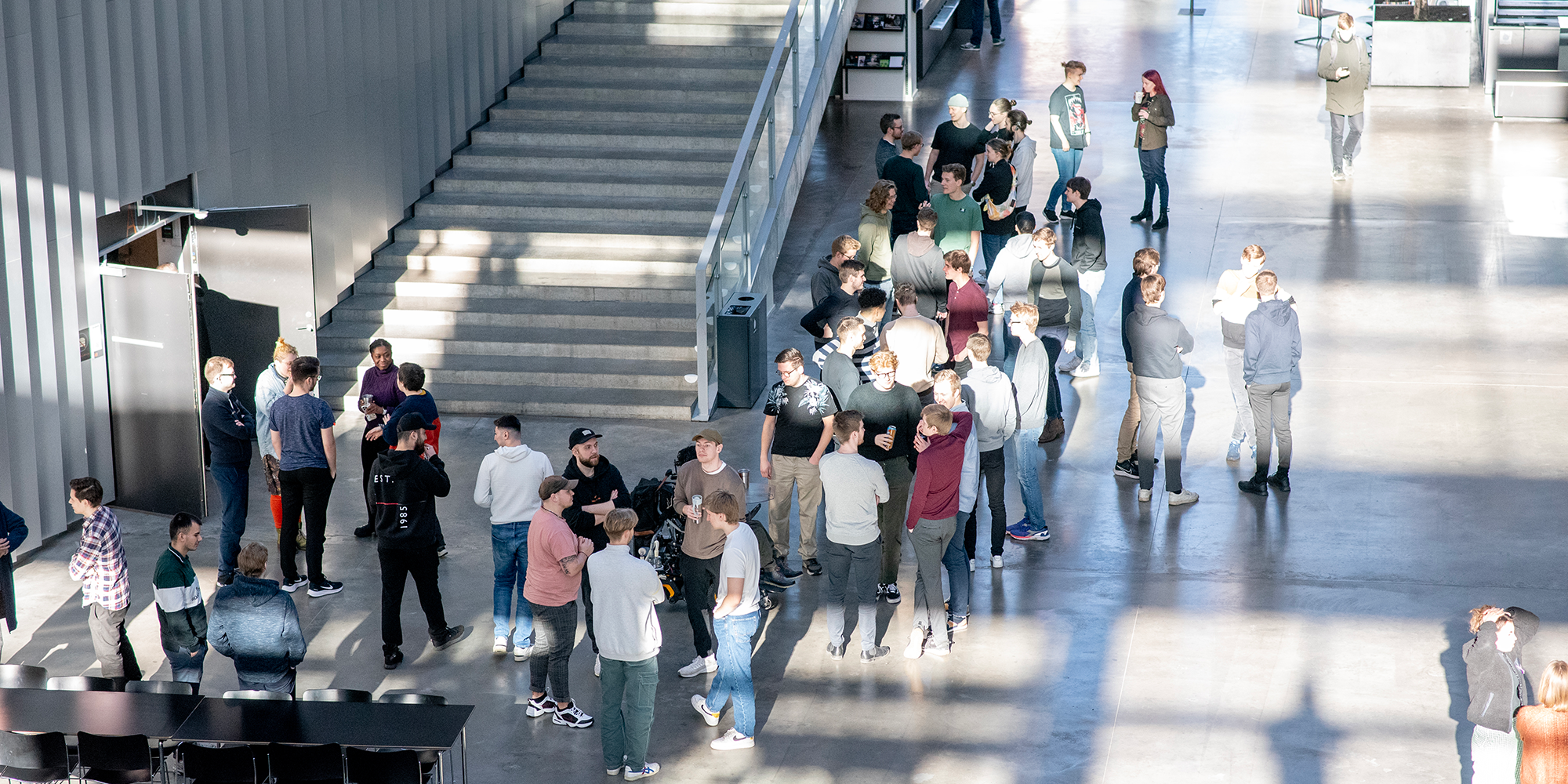 Billede af elever i atrium